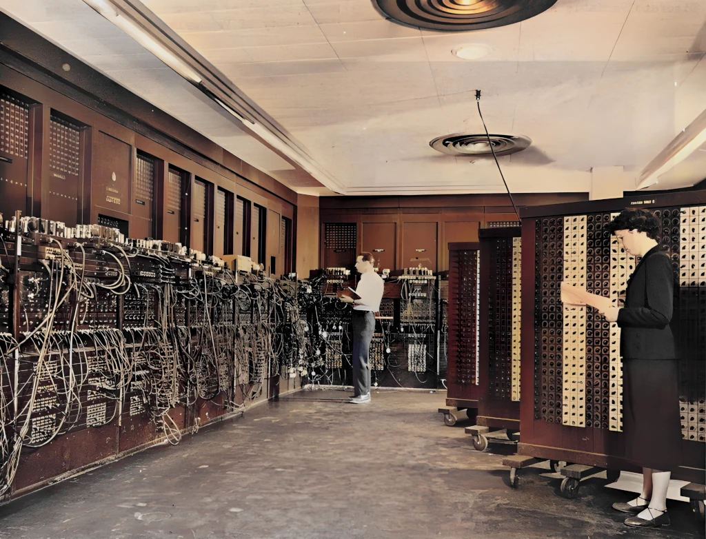Computador ENIAC com painéis de conexão e cartões perfurados